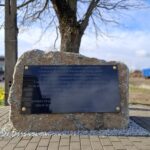 Kamień na który zamontowana jest tablica upamiętniająca wywózki Żydów do niemieckiego nazistowskiego obozu zagłady i pracy w Treblince.