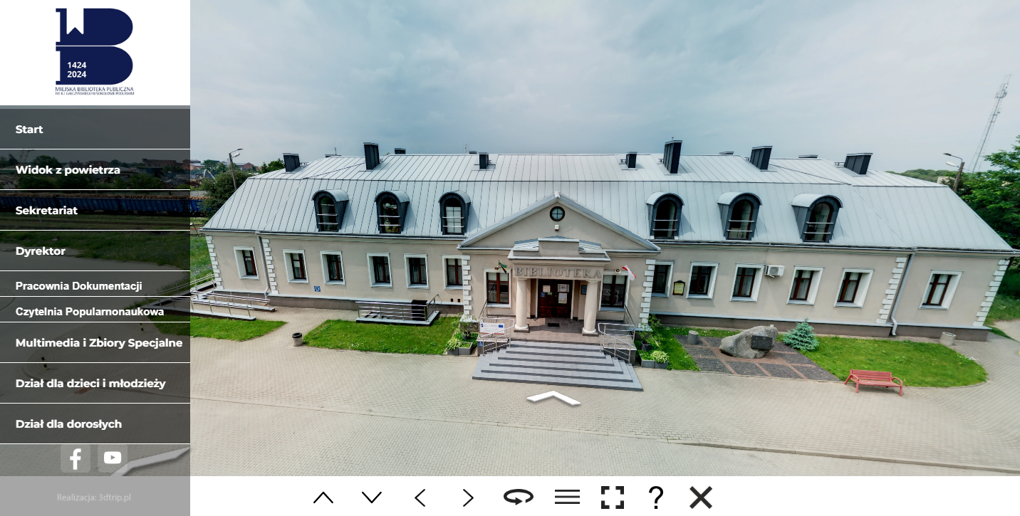 Zrzut ekranu z wirtualnego spaceru po bibliotece. Na zrzucie znajduje się widok z lotu ptaka z zewnątrz biblioteki od strony parkingu. Po prawej stronie umieszczone jest menu nawigacyjne do szybkiego przejścia do odpowiedniego miejsca w bibliotece.