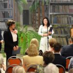 Burmistrz miasta Sokołów Podlaski Iwona Kublik, przewodniczący Rady Miasta Sokołów Podlaski Daniel Krakowski oraz dyrektor Miejskiej Biblioteki Publicznej im. K. I. Gałczyńskiego w Sokołowie Podlaskim witająca władze miasta i powiatu podczas Narodowego Czytania w Bibliotece.