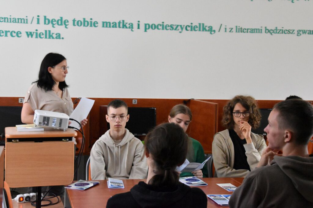 Pani dyrektor biblioteki Małgorzata Iwańska-Kania podczas rozmowy z młodzieżą na temat projektu o Questach.