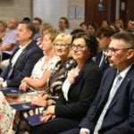 Publiczność podczas Narodowego Czytanie w Bibliotece. W pierwszym rzędzie siedzą od lewej: Zbigniew Czerkas - wicestarosta Powiatu Sokołowskiego, Iwona Sokołowska – sekretarz Starostwa Powiatowego, Danuta Domańska – zastępca Burmistrza Miasta Sokołów Podlaski, Iwona Kublik – Burmistrz Miasta Sokołów Podlaski oraz Daniel Krakowski – przewodniczący Rady Miasta Sokołów Podlaski.