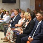 Publiczność podczas Narodowego Czytanie w Bibliotece. W pierwszym rzędzie siedzą od lewej: Zbigniew Czerkas - wicestarosta Powiatu Sokołowskiego, Iwona Sokołowska – sekretarz Starostwa Powiatowego, Danuta Domańska – zastępca Burmistrza Miasta Sokołów Podlaski, Iwona Kublik – Burmistrz Miasta Sokołów Podlaski oraz Daniel Krakowski – przewodniczący Rady Miasta Sokołów Podlaski. na drugim planie również w pierwszym rzędzie siedzi młodzież z Grupy Teatralnej Wiraż.