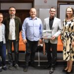Współtwórcy albumu "Treblinka. Ślady zbrodni". Pięć osób stroi w jednym rzędzie pośród nich redaktor albumu Krzysztof Flażyński.