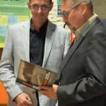 Przewodniczący Rady Miast Sokołów Podlaski Danie Krakowski oraz redaktor albumu - pracownik Muzeum w Treblince Krzysztof Flażyński.