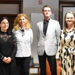 Dyrektor biblioteki Małgorzata Iwańska-Kania, Ewa Małkowska-Bieniek oraz pracownicy Muzeum w Treblince Ilona Flażyńska i Krzysztof Flażyński.