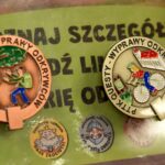 Dwa kolorowe znaczki PTTK „Questy – Wyprawy Odkrywców” z motywami turystycznymi.