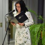 Małgorzata Iwańska-Kania – Dyrektor Miejskiej Biblioteki Publicznej w Sokołowie Podlaskim stoi podczas odczytywania listu od pary prezydenckiej.