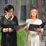 Izabela Bielińska – Dyrektor Przedszkola Nr 2, Beata Osial – wicedyrektor Przedszkola Nr 2 stoją podczas czytania wierszy.