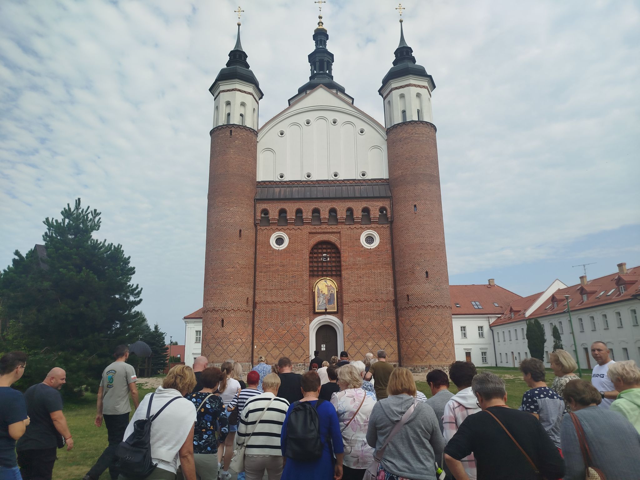 Grupa uczestników przed Monasterem Zwiastowania Najświętszej Maryi Panny – monumentalna świątynia zachwyca architekturą.
