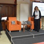 Dyrektor biblioteki Małgorzata Iwańska-Kania przedstawią panią Ewę Małkowska-Bieniek tuż przed prelekcją.
