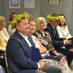 Zbigniew Czerkas - wicestarosta Powiatu Sokołowskiego, Daniel Krakowski – przewodniczący Rady Miasta Sokołów Podlaski z założonymi na głowy żółtymi wiankami.
