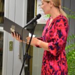 Aneta Mroczek – Dyrektor Szkoły muzycznej stoi podczas czytania poezji Jana Kochanowskiego.
