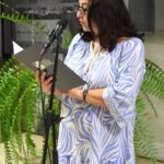 Iwona Karczmarczyk – nauczycielka języka polskiego w Szkole Podstawowej Nr 1 stoi podczas czytania poezji Jana Kochanowskiego.