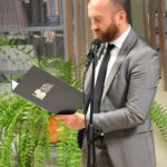 Drążkiewicz – Dyrektor Sokołowskiego Ośrodka Kultury stoi podczas czytania poezji Jana Kochanowskiego.