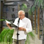 Adam Czesławiak – Dyrektor Zespołu Szkolno-Przedszkolnego Nr 1 stoi podczas czytania poezji Jana Kochanowskiego.