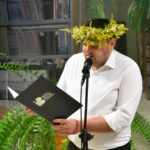 Damian Wołyniec – kapelmistrz orkiestry dętej Ochotniczej Straży Pożarnej stoi podczas czytania poezji Jana Kochanowskiego.