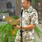 Maciej Protasiuk – członek Fantastycznego Klubu Książki „Drogon” stoi podczas czytania poezji Jana Kochanowskiego.