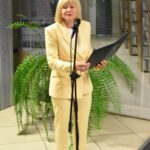 Bogumiła Korbuszewska – wieloletnia kierownik i instruktor Miejskiej Biblioteki Publicznej stoi podczas czytania poezji Jana Kochanowskiego.