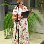 Iwona Sokołowska – sekretarz Starostwa Powiatowego stoi podczas czytania poezji Jana Kochanowskiego.