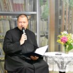 ksiądz Wojciech Szabrański – proboszcz Parafii pod wezwaniem Św. Jana Bosko siedzi podczas czytania poezji Jana Kochanowskiego.