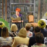 Hanna Lecyk – radna Rady Miasta Sokołów Podlaski, wieloletnia Dyrektor Miejskiej Biblioteki Publicznej stoi podczas czytania poezji Jana Kochanowskiego.