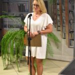 Katarzyna Nazarczuk – Menadżer ds. Rozwoju Finansowania Małych i Średnich Przedsiębiorstw Banku Santander, Prezes Fundacji „Pozytywna Przedsiębiorczość” stoi podczas czytania poezji Jana Kochanowskiego.