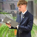 Wojciech Żółkowski – zastępca przewodniczącego Młodzieżowej Rady Miasta Sokołów Podlaski stoi podczas czytania poezji Jana Kochanowskiego.