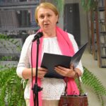 Magda Stasiuk, regionalistka, pasjonatka fotografii i monideł, autorka książki „Ziemia niechciana, ziemia obiecana”, która poświęcona jest Rolniczej Spółdzielni Produkcyjnej „Morszków” stoi podczas czytania poezji Jana Kochanowskiego.