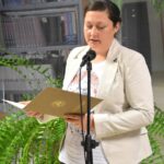 Adriana Lęgota – poetka, członkini Klubu Literackiego „Erato”, działającego w Miejskiej Bibliotece Publicznej stoi podczas czytania poezji Jana Kochanowskiego.