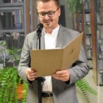 Paweł Kryszczuk – pracownik Sokołowskiego Ośrodka Kultury, dziennikarz Katolickiego Radia Podlasie stoi podczas czytania poezji Jana Kochanowskiego.