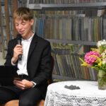 Michał Raciborski – uczeń Salezjańskiej Szkoły Podstawowej siedzi podczas czytania poezji Jana Kochanowskiego.