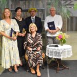 Daniel Krakowski – przewodniczący Rady Miasta Sokołów Podlaski, , Danuta Domańska – zastępca Burmistrza Miasta Sokołów Podlaski oraz dyrektorzy szkół pozują do wspólnego zdjęcia.