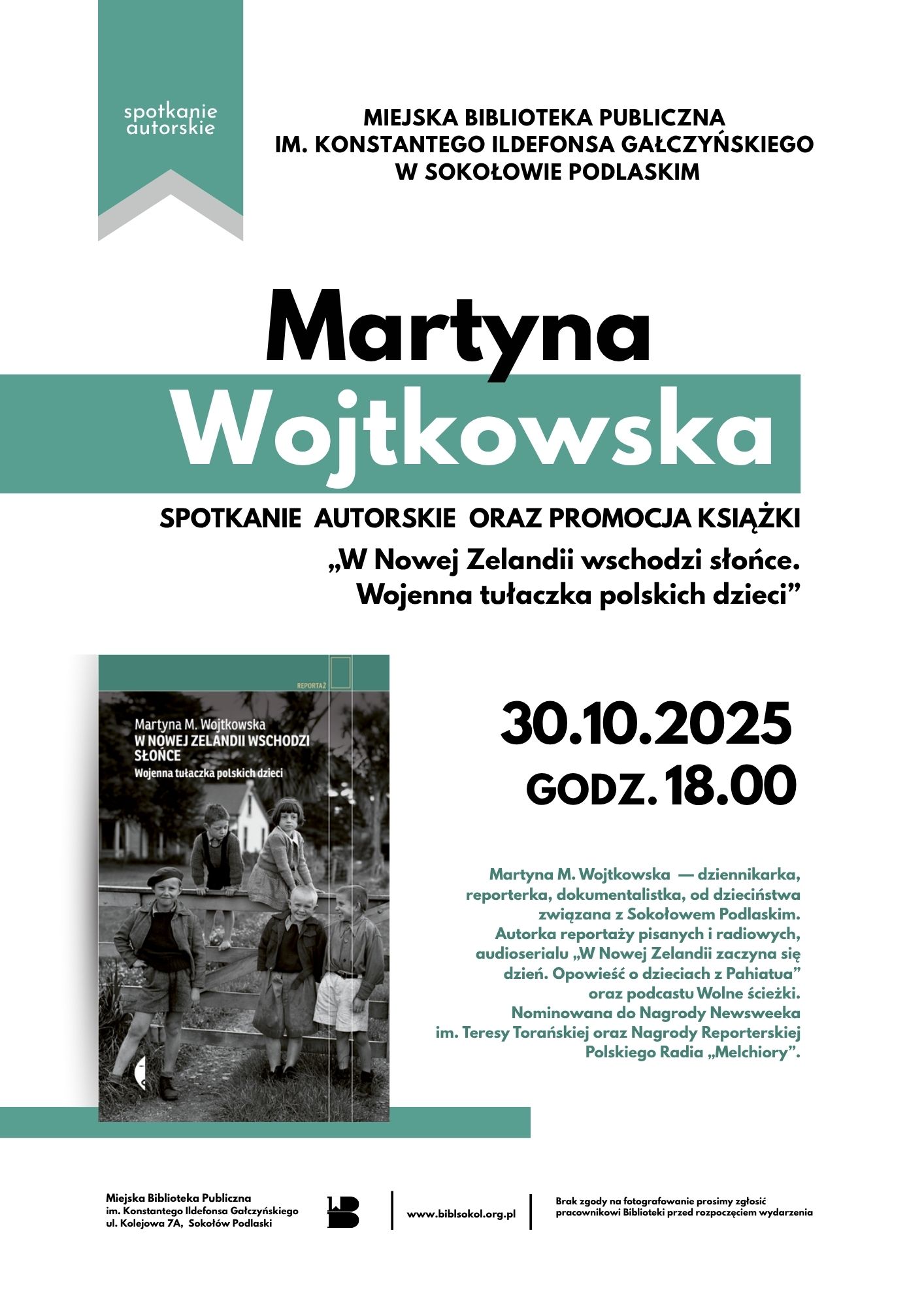 Treść plakatu dostępna w treści artykułu. Dodatkowo na plakacie umieszczona jest okładka książki autorki Martyny Wojtkowskiej. Na okładce czarnobiałe zdjęcie z przed wielu lat. Na nim małe dzięki w wieku około 5-8 lat. Dziewczynka siedzi na płocie obok młodszy chłopiec stoi na szczeblach płotu, bez butów. Szczeble umieszczone są w poziomie. Przed płotem stoi 3 starszych chłopców. Jeden z nich ma na głowie beret.