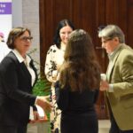 Burmistrz Miasta Sokołów Podlaski Iwona Kublik, Andrzej Dębski (Stowarzyszenie aToMy) oraz Małgorzata Iwańska-Kania (Miejska Biblioteka Publiczna im. K. i. Gałczyńskiego) wręczają nagrody uczestnikom.