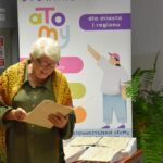 Emerytowana nauczycielka odczytuje jedną z prac konkurowych.