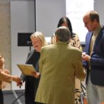 Przedstawiciele Stowarzyszenia aToMy wręczają pamiątkowe dyplomy i podziękowania jury konkursowemu z biblioteki.