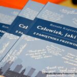 Kilka książek pod tytułem „Człowiek, jaki jest… Z pamiętnika przewodnika” autorstwa Renaty Kopczewskiej. Książki ułożone są jedna na drugiej.