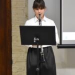 Uczennica szkoły muzycznej podczas gry na instrumencie.