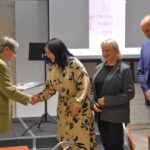 Andrzej Dębski (Stowarzyszenie aToMy) składa podziękowania dyrektor biblioteki miejskiej Małgorzacie Iwańskiej-Kania.