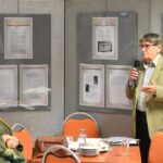 Andrzej Dębski (Stowarzyszenie aToMy) wita zebranych gości w siedzibie biblioteki miejskiej.