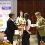 Burmistrz Miasta Sokołów Podlaski Iwona Kublik, Andrzej Dębski (Stowarzyszenie aToMy) oraz Małgorzata Iwańska-Kania (Miejska Biblioteka Publiczna im. K. i. Gałczyńskiego) wręczają nagrody uczestnikom.