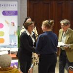 Burmistrz Miasta Sokołów Podlaski Iwona Kublik, Andrzej Dębski (Stowarzyszenie aToMy) oraz Małgorzata Iwańska-Kania (Miejska Biblioteka Publiczna im. K. i. Gałczyńskiego) wręczają nagrody uczestnikom.
