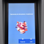 Ekran książkomatu z napisem "Zapraszamy do skorzystania z książkomatu"