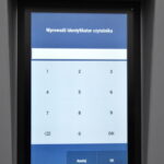 Ekran książkomatu z napisem "Wprowadź identyfikator czytelnika"