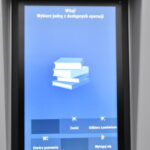 Ekran książkomatu z napisem Witaj! Wybierz jedną z dostępnych opcji"