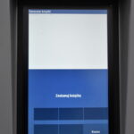 Ekran książkomatu z napisem "Zeskanuj ksiażkę"