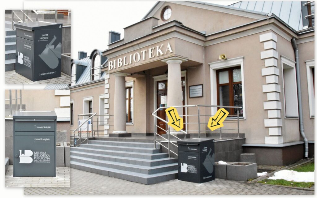 Zdjęcie przed budynkiem biblioteki. Dwie żółte strzałki wskazują miejsce, gdzie znajduje się wyrzutnia. Jest po lewej stronie przed wejściem na schody. Na zdjęciu umieczone są też dwa inne zdjęcia pokazujące samo urządzenie - wrzutnię, z boku i od przodu.