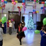 Dzieci z balonami podczas balu karnawałowego w bibliotece.