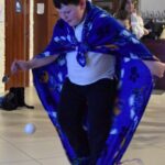 Dziecko podczas zabawy zręcznościowej na balu karnawałowym w bibliotece.