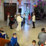 Dzieci uczestniczą w balu karnawałowym w bibliotece.